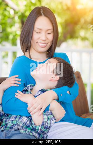 Outdoor Portrait des chinesischen Mutter mit ihrem gemischten Rennen Chinesisch und kaukasischen junge Stockfoto