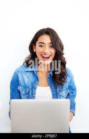 Sie werden nie erraten, was ich gerade gelesen habe. Eine junge Frau, die zu Hause auf ihrem Laptop im Internet surft. Stockfoto