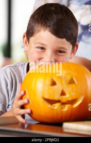 Er ist bereit für eine Kerze. Ein fröhlicher Junge, der seine Jack erivtern vor der Kamera zeigt Stockfoto