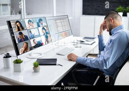 Gelangweilter Mitarbeiter In Videokonferenzschulung Stockfoto