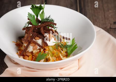 Authentische Salat mit Bohnen, Kohl und Gewürzgurken Stockfoto