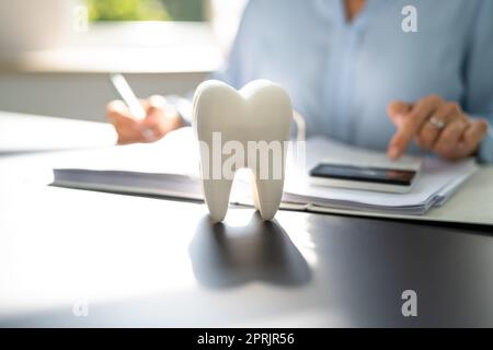 Zahnversicherungsgeld. Zahnarzt-Service-Desk Stockfoto