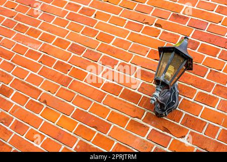 Die Dinge im Gebäude zu halten und die Dinge draußen zu halten. Eine Backsteinmauer. Stockfoto