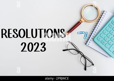 Textunterschrift mit Resolutionen 2023, Wort geschrieben auf Liste der Dinge, die im nächsten Jahr vollständig umgesetzt werden sollen Stockfoto