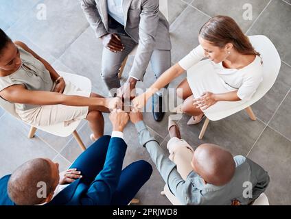 Teamarbeit im Unternehmen, Vielfalt des Unternehmens und Erfolg von Meetings. Zusammenarbeit in der Gruppe, Unterstützung von Geschäftsmitarbeitern und Motivation am Arbeitsplatz. Mitarbeitergleichheit, Hände von Fachleuten und Bürogemeinschaften Stockfoto