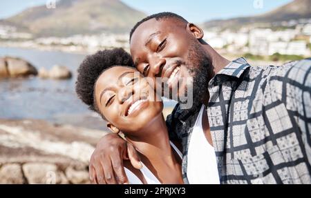 Schwarzes Paar, Selfie und Lächeln für fröhlichen Strandspaß, sorgenfrei und entspannenden sonnigen Tag im Freien. Porträt von Liebe, Sommer- und afrikanern mit Fotos im Urlaub, romantischen Kurzurlaub und Flitterwochen-Date Stockfoto