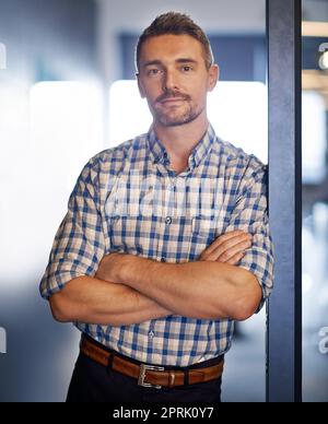 Ich kann Ihnen die Arbeit nicht leisten. Porträt eines Geschäftsmannes, der mit gekreuzten Armen im Büro steht. Stockfoto