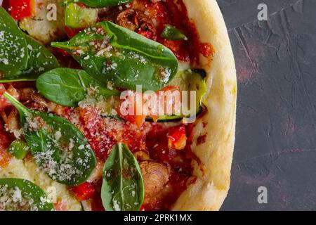 Pizza mit Jamon, Spinat, Mangold, Parmesan und Pilzen Stockfoto