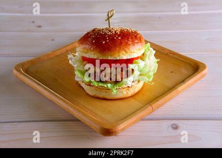 Zog Beef Burger auf Holzplatte Stockfoto