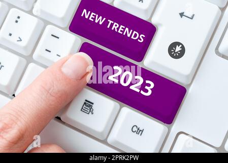 Schild mit neuen Trends 2023, Konzept bedeutet allgemeine Richtung, in der sich etwas entwickelt Stockfoto