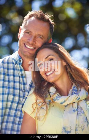 Ihre Liebe scheint hell. Porträt eines liebevollen Paares draußen in der Sommersonne Stockfoto