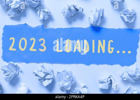 Das Schild zeigt 2023 Loading..., ein Wort, das auf einem Jahr geschrieben wurde und aus einer Reihe von Ereignissen besteht, die noch andauern Stockfoto