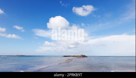 Der Fußweg bei Ebbe verbindet Kueibishan und die Insel Chi Yu in Penghu von Taiwan Stockfoto