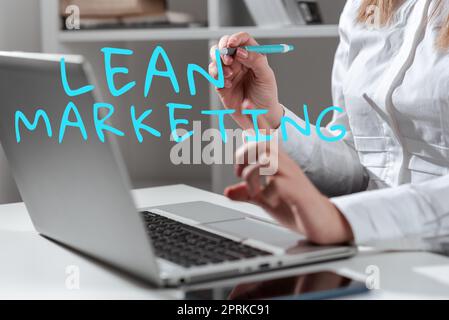 Handgeschriebenes Schild Lean Marketing, Word for in responsible of testing Retailstrategie and Spot which works expert Stockfoto