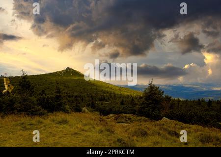 Sonniger Oktoberblick auf die Sudetes. Stockfoto