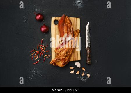 Luftgetrocknetes Lammfleisch auf Holzschneidebrett Stockfoto