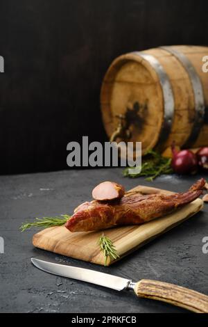Luftgetrocknetes Lammfleisch auf Holzschneidebrett Stockfoto
