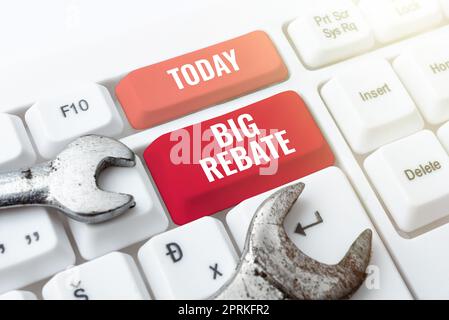 Handgeschriebenes Schild „Big Rebate“, „Internet Concept“, riesige Prämien, die Sie erhalten können, wenn Sie sich für eine Sonderaktion engagieren Stockfoto