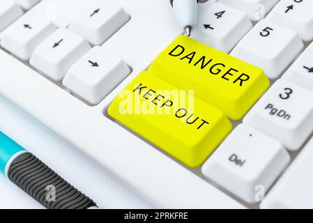 Handgeschriebenes Schild Gefahr halten halten, Geschäftskonzept Warnung Einschränkung verboten fernhalten Sicherheit beachten Stockfoto