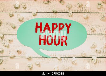 Ein Schild mit der Happy Hour, ein Wort, auf dem steht, dass man Zeit für Aktivitäten verbringt, bei denen man sich eine Weile entspannen kann Stockfoto