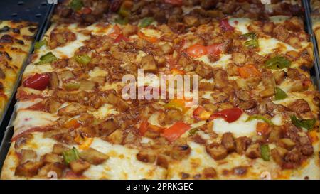 Italienische Pizzastücke, die auf einem Straßenmarkt zum Verkauf angeboten werden Stockfoto