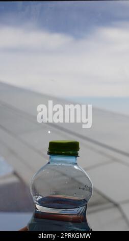 Larnaca, Zypern - 12. Oktober 2022:Flasche Wasser 'Mey Eden' für die Passagiere an Bord eines Flugzeugs. Stockfoto