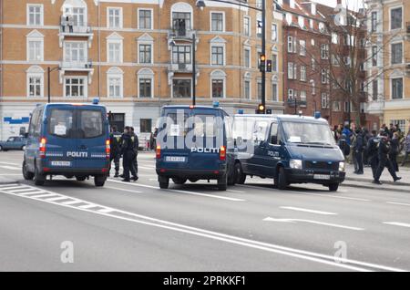 Ich halte Ausschau nach Ärger. Pokale Offiziere auf der Straße Stockfoto