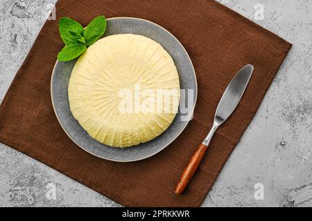 Blick von oben auf den Adyghe-Käse auf dem Teller Stockfoto