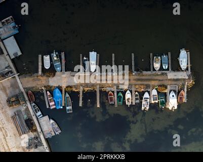 Zenithaler Blick aus der Vogelperspektive auf den Hafen Illa de Mar im Ebro Delta (Tarragona, Katalonien, Spanien) ESP: Vista aérea cenital. puerto en el Delta del Ebro Stockfoto