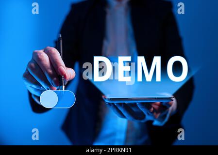 Schild anzeigen Demo, Konzept Bedeutung exemplification Display Ausdruck zeigen visuelle Kommunikation Reflexion stehend Geschäftsfrau Holding Mobile Ph Stockfoto