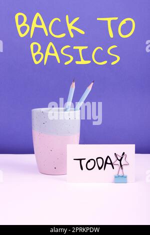 Textschild mit der Aufschrift „Zurück zu Grundlagen“, „Geschäftsansatz Zurück zu einfachen Dingen grundlegende grundlegende grundlegende Grundfunktionen“ Stockfoto