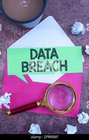 Textüberschrift mit einer Darstellung von Datenschutzverletzungen, Sicherheitsvorfällen im Internet-Konzept, bei denen vertrauliche geschützte Informationen kopiert wurden Stockfoto