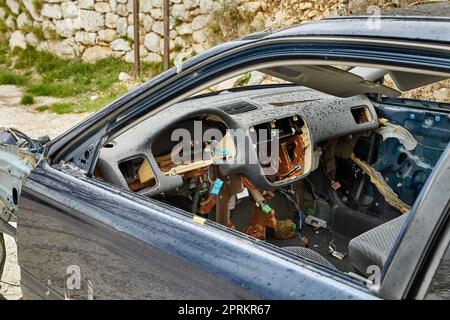 Verlassene Autounfälle bleiben am Straßenrand Stockfoto