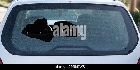 Nahaufnahme einer gebrochenen Heckscheibe auf der Rückseite eines Autos ohne Personen Stockfoto