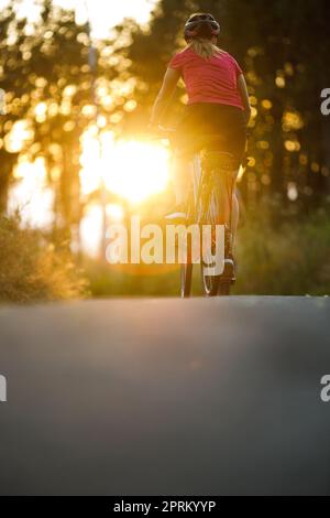 Glückliches Paar Fahrrad fahren draußen, gesunde Lebensweise Spaß Konzept, eine Pause zu bewundern die Aussicht Stockfoto