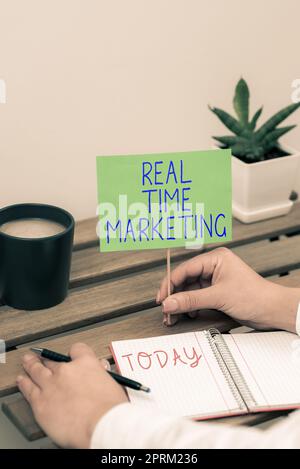 Handschriftentext Real Time Marketing, Konzept bedeutet Geschäftsstrategie, die sich auf aktuelle Trends und Kundenfeedback konzentriert Stockfoto