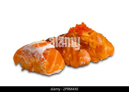 Eine Reihe verschiedener Arten von hausgemachtem frischem Fisch-Sushi isoliert auf weißem Hintergrund mit Schnittpfad, Nahaufnahme, horizontalem Format. Stockfoto