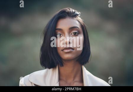 Nur für den Fall, dass du daran erinnert werden musst, du bist wunderschön. Eine wunderschöne junge Frau, die draußen steht Stockfoto