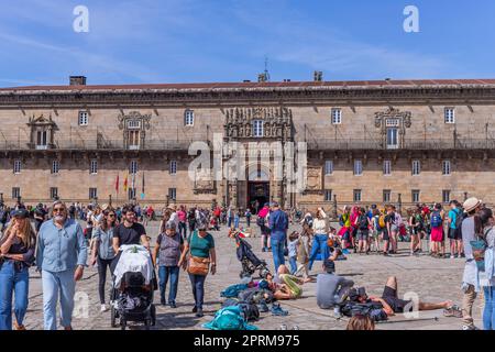 Santiago de Compostela, Spanien: 05. April 2023. Hauptplatz an der Kathedrale von Santiago und Obradoiro-Platz. Touristen und Pilger Stockfoto