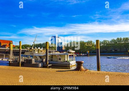 Weser mit Deichindustrie und Erholung bei Schlachte in Bremen Deutschland. Stockfoto