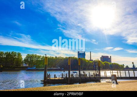 Weser mit Deichindustrie und Erholung bei Schlachte in Bremen Deutschland. Stockfoto