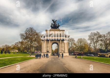 LONDON - 11. APRIL 2022: Blick auf den Wellington Arch, ein Wahrzeichen im Zentrum von London, England, Großbritannien Stockfoto