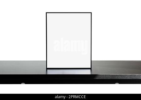 Poster Frame Mockup auf Holztisch mit weißer Wandfarbe Stockfoto