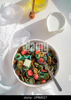 Trendiges Essen - Pfannkuchen Müsli. Eine Menge farbenfroher Mini-Cerealien-Pfannkuchen. Kleine Pfannkuchen mit natürlicher Farbe - grüner Matcha, Turquose Spirulina, blaue Erbse, re Stockfoto