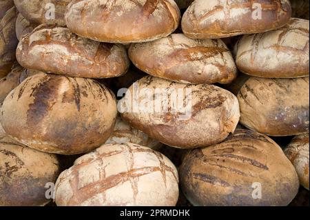 Haufen von frisch gebackenem Brot Stockfoto