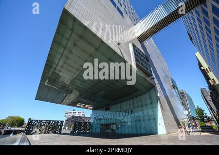 AMSTERDAM, NIEDERLANDE - 6. Mai 2018: Moderne Architektur, Gebäude der Paleis van Justitie auf IJdock Halbinsel, Amsterdam, entworfen von Felix Claus Stockfoto