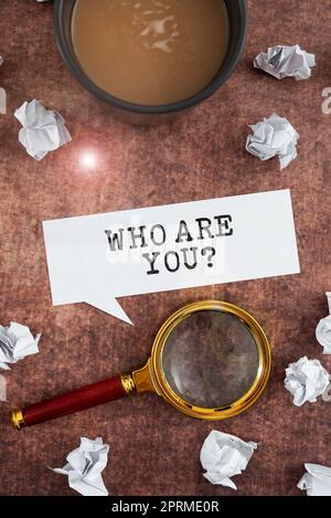 Textbeschriftung mit der Frage „Wer sind Sie?“. Ein Wort auf Identifizieren Beschreibung Persönliche Eigenschaften Geschäftsmann mit Stift, der auf Pfeile zeigt und wichtige Informationen präsentiert. Stockfoto