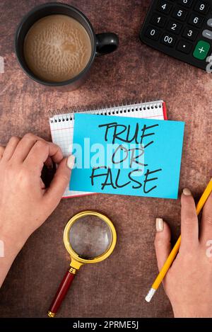 Text, der Inspiration wahr oder falsch zeigt. Geschäftsüberblick Entscheiden Sie sich zwischen einer Tatsache oder einer Verwirrung im Lügen und Zweifeln Stockfoto