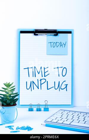 Konzeptionelle Beschriftung Zeit zum Abziehen. Geschäftsidee Entspannen Aufgabe von Arbeit Trennen von allem Geschäftsmann im Anzug hält Tablet und symbolisiert erfolgreiche Teamarbeit. Stockfoto