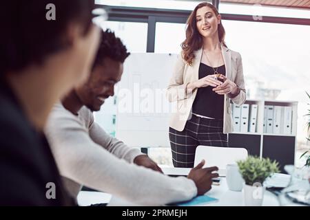 Erfolgreiche Unternehmer sind mit anderen Menschen vertraut... Geschäftsleute, die sich im Sitzungssaal treffen. Stockfoto